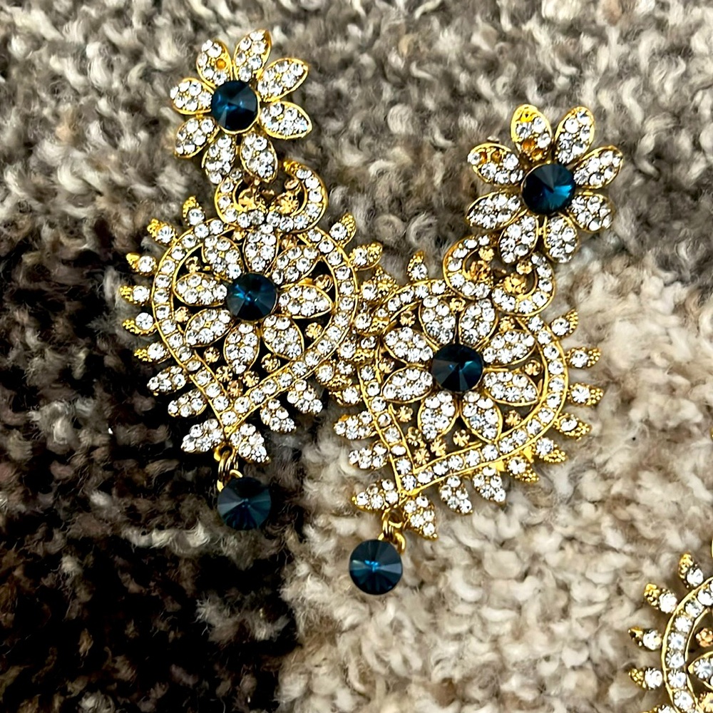 Earrings / maybe once or mostly brand new